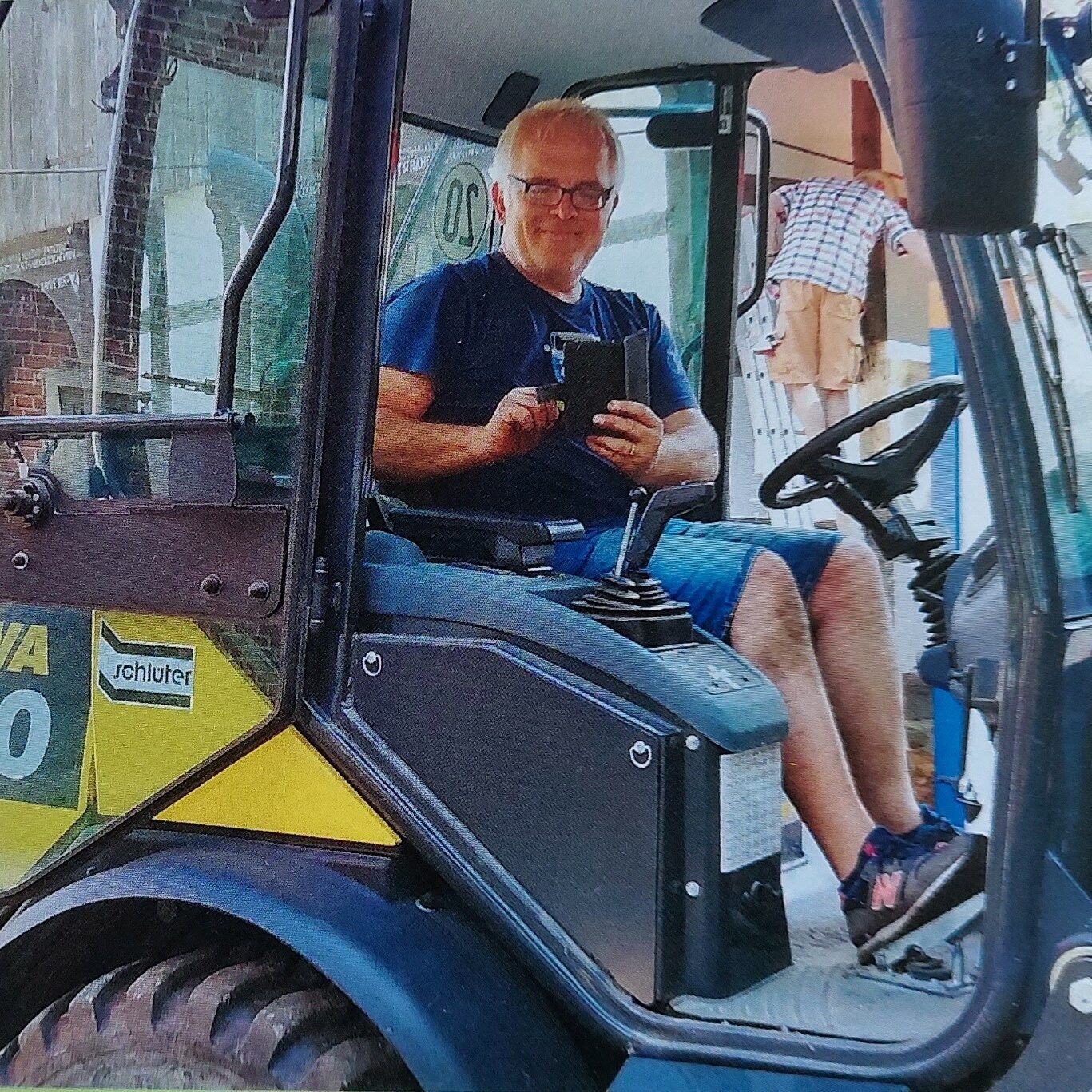 Dietmar Althaus Dietmar Althaus sitzt in der Führerkabine eines Radladers