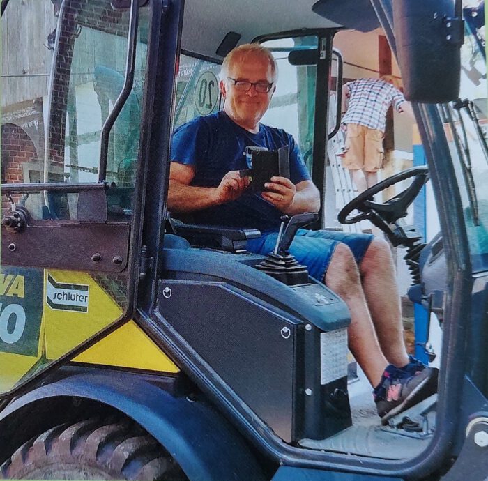 Dietmar Althaus Dietmar Althaus sitzt in der Führerkabine eines Radladers