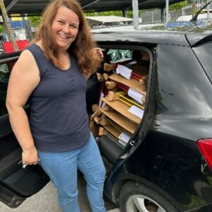 Katrin Katrin vor Ihrem Auto, das beladen ist mit vielen neuen Stühlen für die Hof-Terrasse