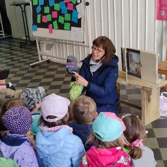 Anke Bechauf Anke erzählt einer Kindergruppe eine Geschichte mit dem Erzähltheater