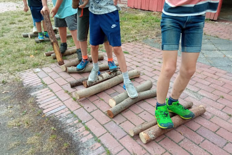 Holzbrücke Kinder Balancieren eine Strecke auf Ästen