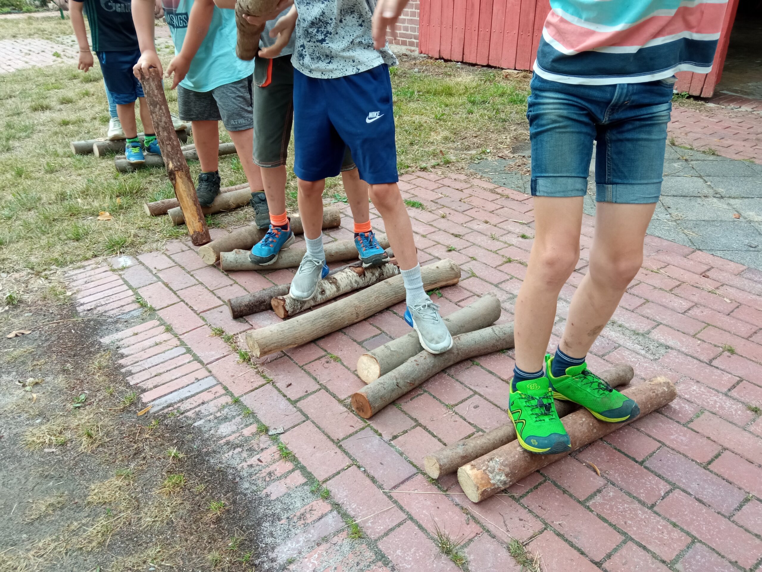 Holzbrücke Kinder Balancieren eine Strecke auf Ästen
