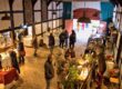Ein Blick in die Deele und die aufgebauten Marktstände, Menschen bummeln und schauen