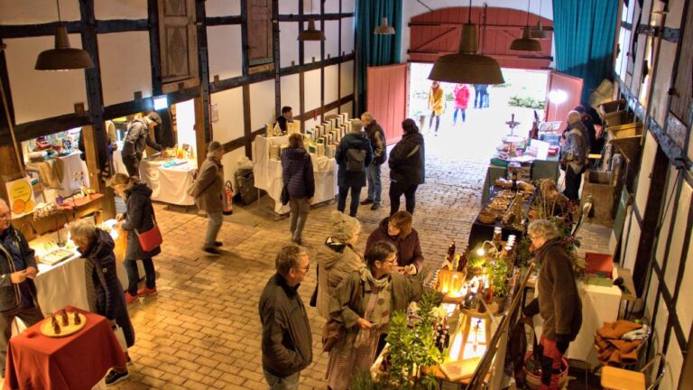 Ein Blick in die Deele und die aufgebauten Marktstände, Menschen bummeln und schauen