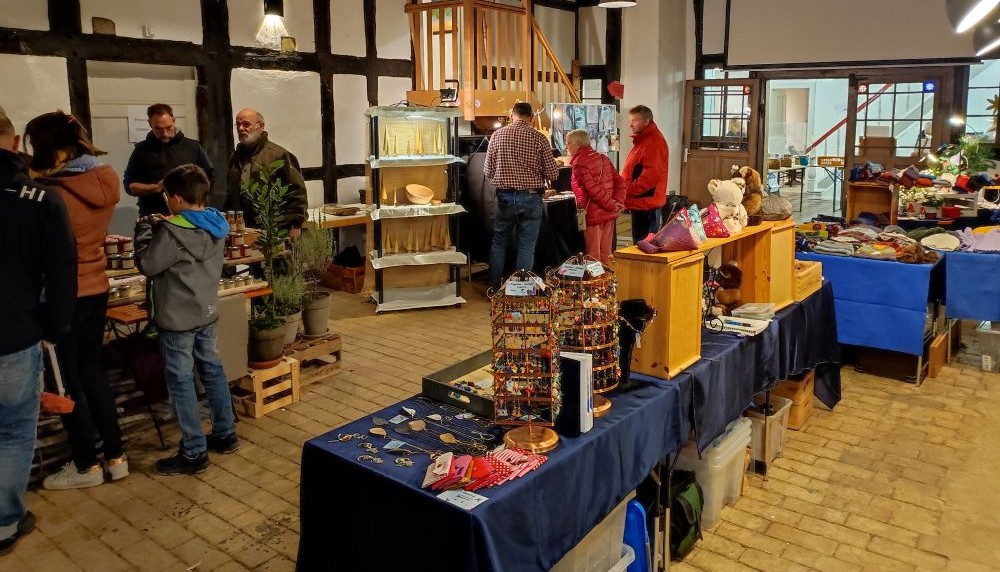 Martinsmarkt Kl Blick in die Deele beim Martinsmarkt: Besucher:innen stöbern an verschiedenen Marktständen