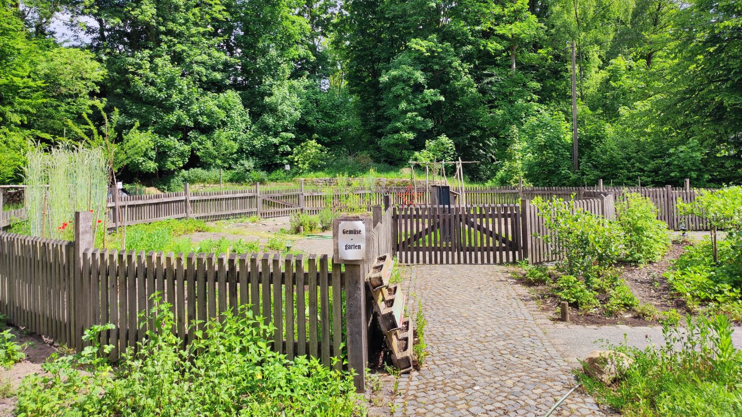 Ein Blick auf den runden Gemüsegarten vom Hof Ramsbrock