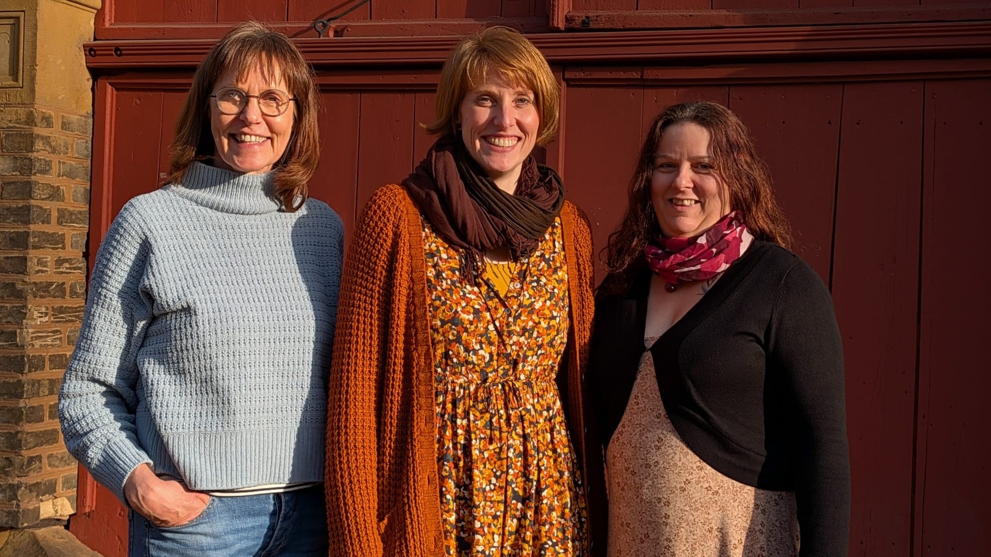 Vor dem Hoftor stehen die Mitarbeiterinnen Anke Bechauf, Ilona Chrobak und Katrin Kuhlmann