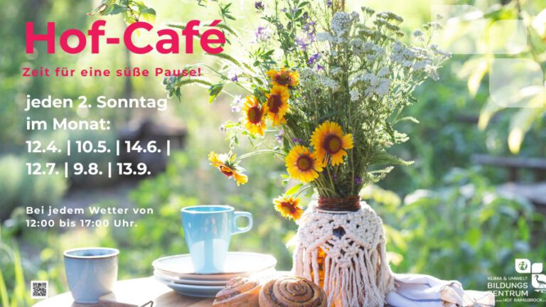 Holzgartentisch, gedeckt mit Zimtschnecken, Kaffee-Geschirr und einem großen Sommerblumenstrauß in einer Makramee-Umhäkelten Vase