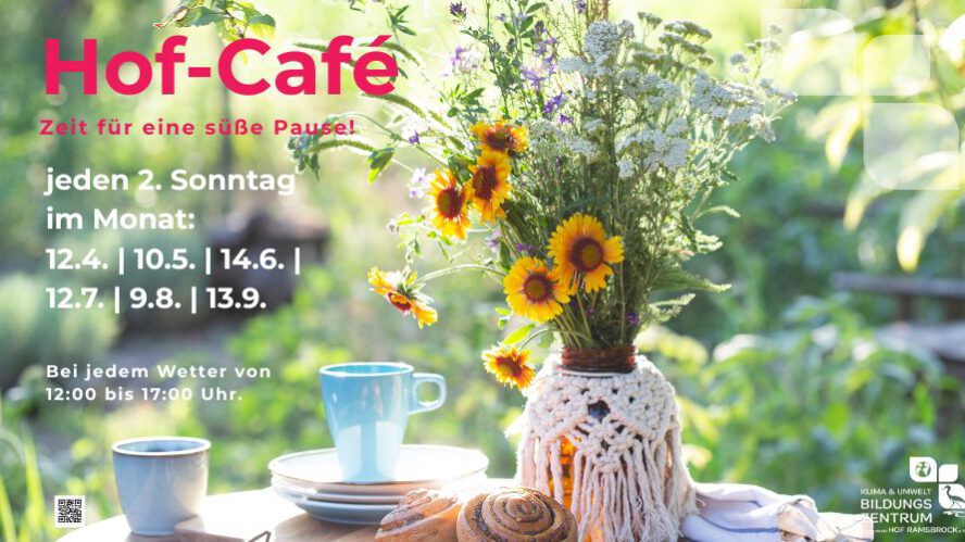 Plakat Hofcafe Holzgartentisch, gedeckt mit Zimtschnecken, Kaffee-Geschirr und einem großen Sommerblumenstrauß in einer Makramee-Umhäkelten Vase